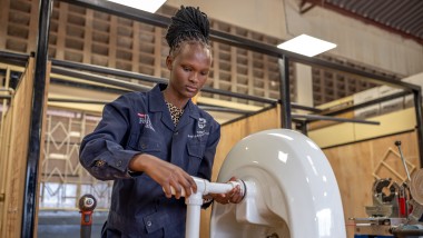 Participant in the vocational training programme of the Hilti Foundation and Geberit in Kenya (© Hilti Foundation)